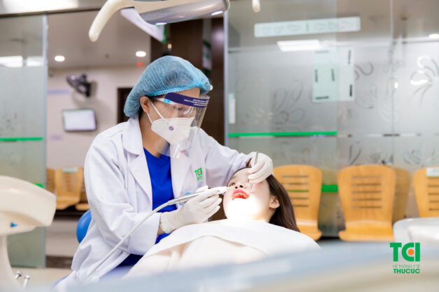 Chăm sóc răng miệng sau sinh tốt hơn cùng bác sĩ nha khoa.