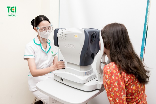 gặp bác sĩ là điều mà bệnh nhân viêm kết mạc nào cũng nên thực hiện đầu tiên