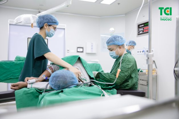 Thai phụ đẻ mổ được gây tê ngoài màng cứng, từ đó hoạt động của bàng quang bị ức chế