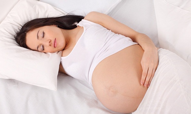 Bụng mẹ vào tháng cuối to và nặng cũng là nguyên nhân gây mất ngủ tháng cuối thai kỳ cho mẹ bầu