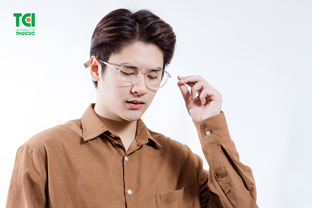nguy cơ nhược thị do đeo kính không đúng với độ cận của mắt