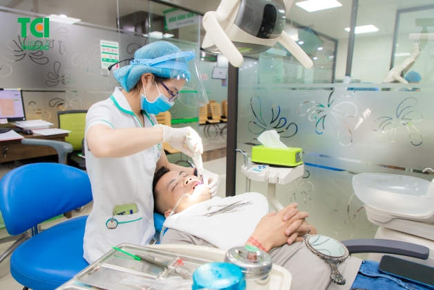 Nên thực hiện tẩy trắng răng tại các cơ sở uy tín. 