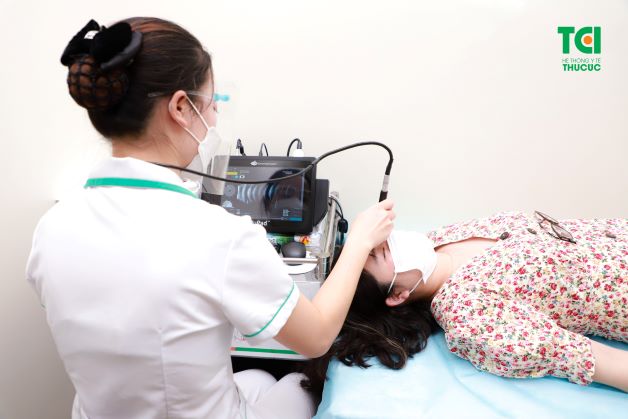 Thăm khám mắt để biết chính xác nguyên nhân gây viêm kết mạc