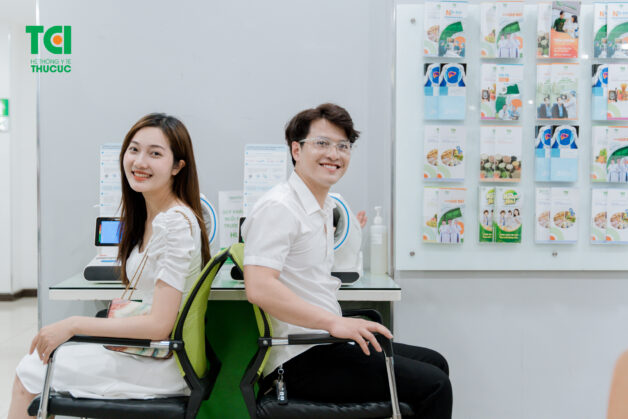 Người đi khám có đôi nên máy đo huyết áp cũng cần có cặp 