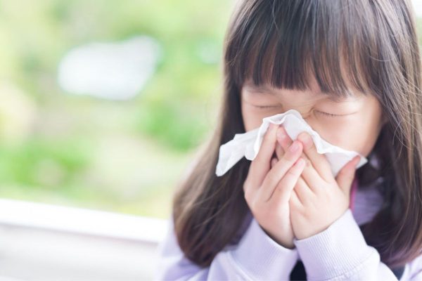 Trẻ bị viêm đường hô hấp thường có các triệu chứng ho, khò khè, khó thở, sổ mũi…