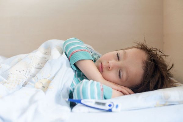Trẻ sốt cao co giật nhiều lần mà không được xử trí, sơ cứu đúng cách có thể bị tổn thương não
