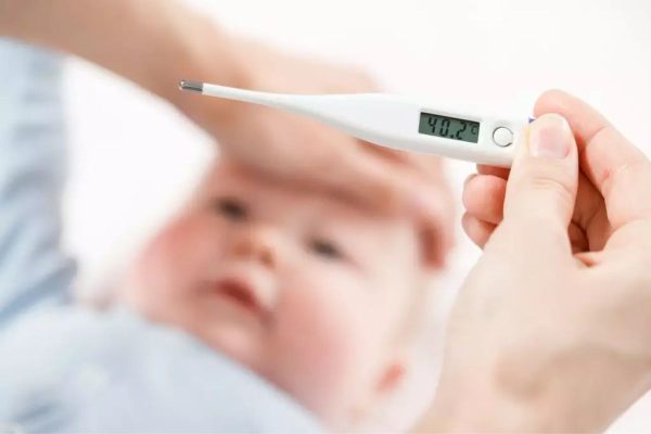 Trẻ sốt cao trên 39,5 độ C có thể tiềm ẩn nguy cơ bị co giật, động kinh
