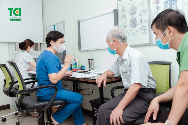 Khi có triệu chứng gan nhiễm mỡ hãy đến thăm khám để được bác sĩ tư vấn kịp thời