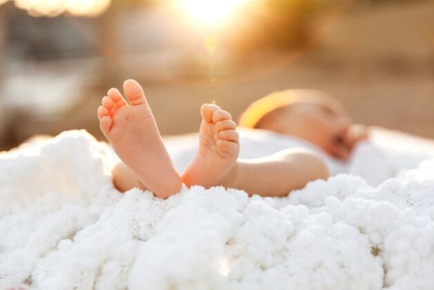 Cho trẻ tắm nắng để điều trị còi xương