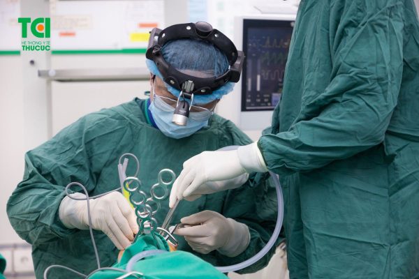Điều trị viêm amidan ở trẻ có thể sử dụng thuốc hoặc phẫu thuật