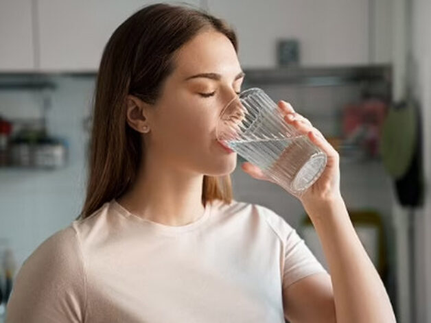 Chú ý không nên uống loại nước có chứa nhiều đường, nước ngọt vì sẽ khiến tình trạng tiêu chảy trở nên nặng hơn.