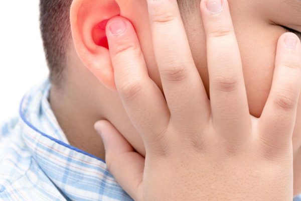 Trẻ bị viêm tai giữa thường xuất hiện dịch mủ bất thường trong tai, sốt, ngứa tai...