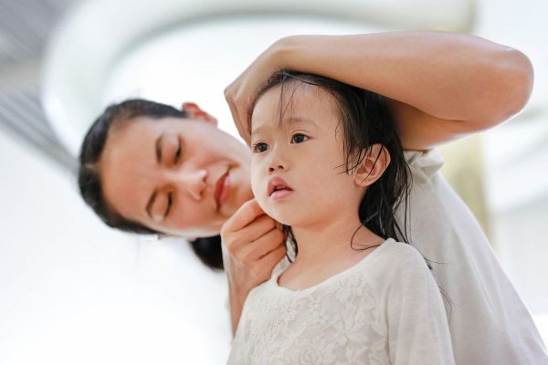 Cha mẹ cần vệ sinh tai đúng cách để phòng ngừa viêm tai giữa cho trẻ