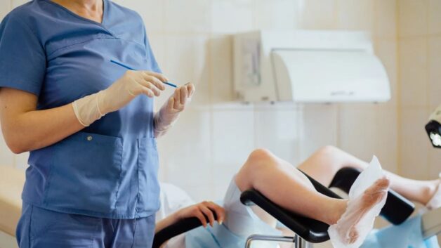 một trong những bước trong quy trình sàng lọc ung thư cổ tử cung