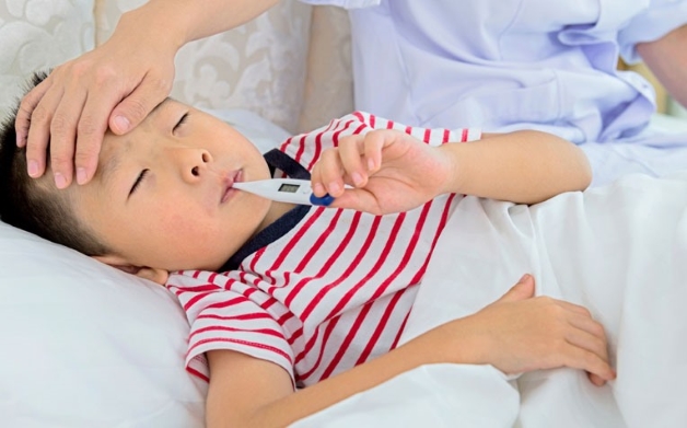 bé bị sốt xuất huyết