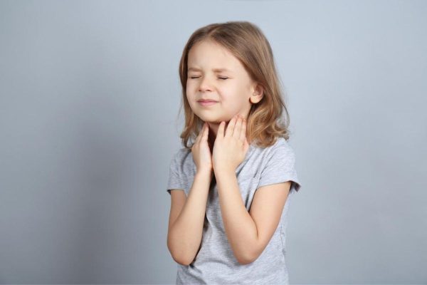 Đau họng, sốt cao, hôi miệng... là triệu chứng thường gặp ở trẻ bị đau họng