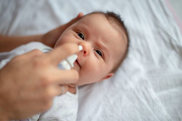 Cần vệ sinh mũi họng thường xuyên để trẻ nhanh chóng hồi phục