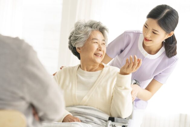Điều trị bệnh parkinson rất cần sự chăm sóc từ người thân 
