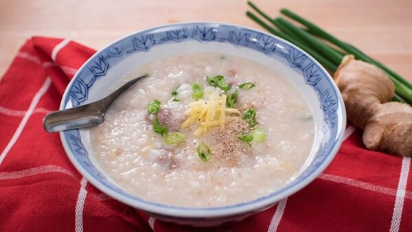 Món cháo thịt băm với gừng tươi hấp dẫn