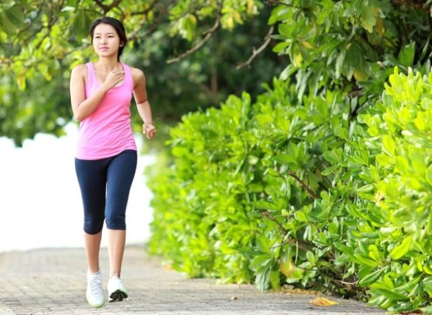 Thoái hóa khớp gối có nên đi bộ không? Người bị thoái hóa khớp gối nên đi bộ đều đặn tuy nhiên cần tìm hiểu để đi đúng, đi hiệu quả