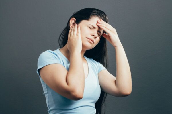 Dị vật rơi vào trong tai có thể gây đau, ù tai, chảy máu tai