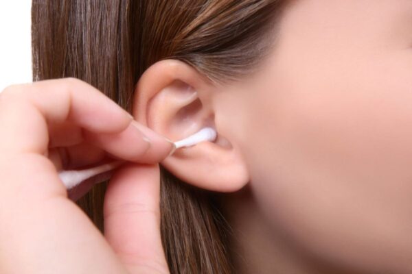 Không tự ý dùng tăm bông để lấy dị vật trong tai vì có thể đẩy dị vật vào sâu bên trong