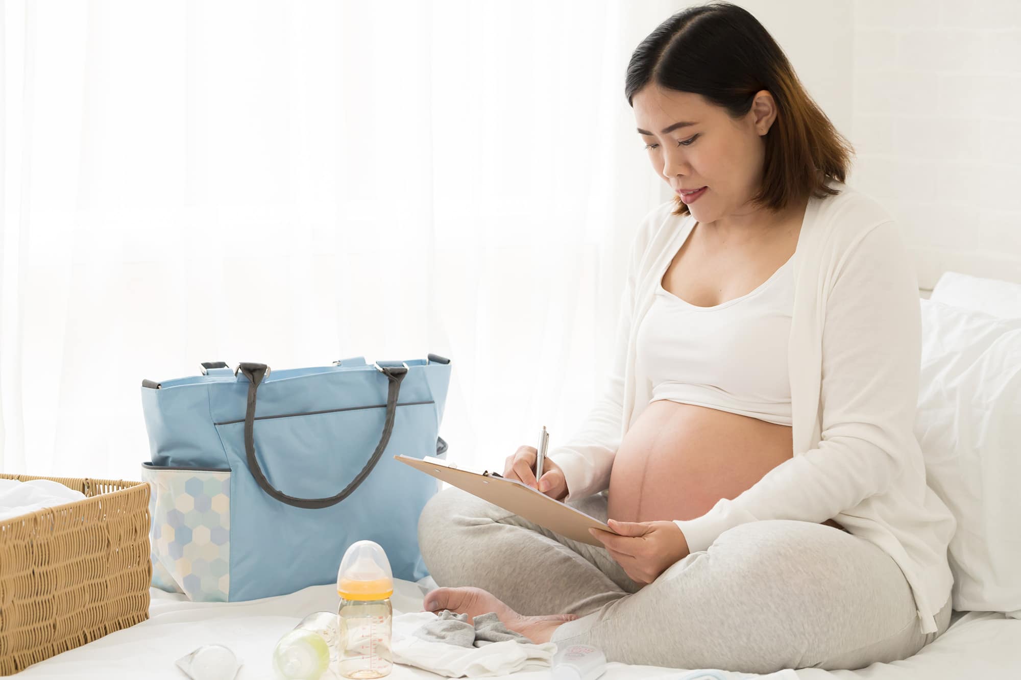 Khi sinh mổ mẹ cần chuẩn bị đồ dùng cá nhân cho mẹ và bé nhiều một chút