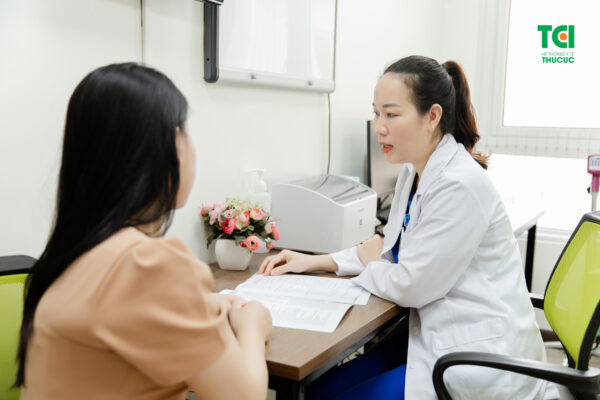 Viêm âm đạo là bệnh lý viêm phụ khoa phổ biến và có thể kèm theo nhiều triệu chứng phức tạp, ảnh hưởng tới chất lượng sống của chị em
