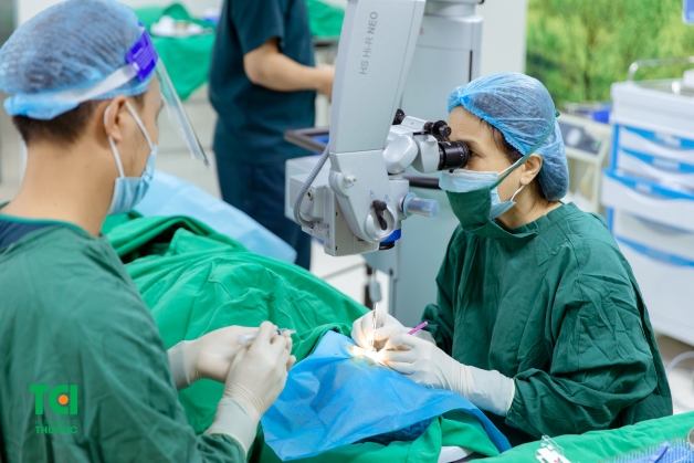 phẫu thuật bong võng mạc trong bao lâu