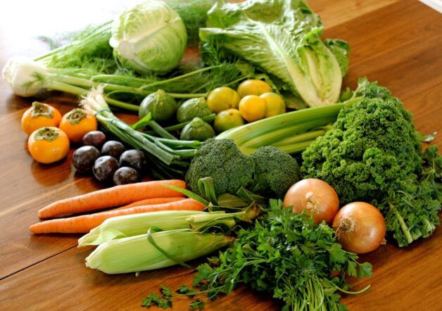 Bệnh nhân cần tuân thủ chế độ ăn lành mạnh, tốt cho hệ xương khớp để cải thiện tình trạng đau nhức