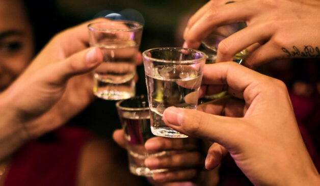Người có khớp gối bị thoái hóa nên tránh xa bia, rượu và đồ uống có cồn