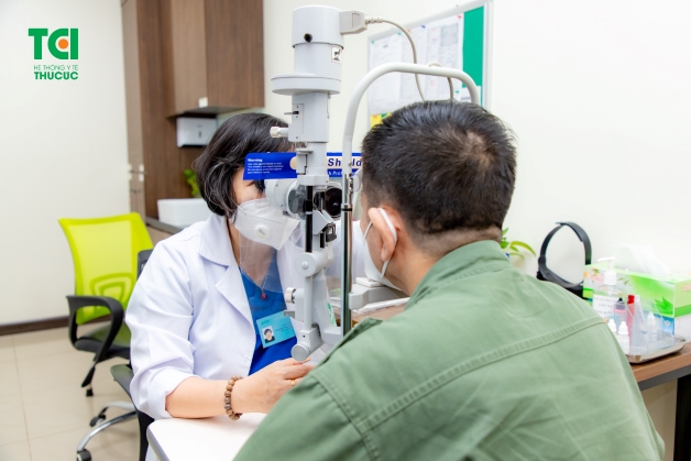 sau phẫu thuật bong võng mạc làm gì