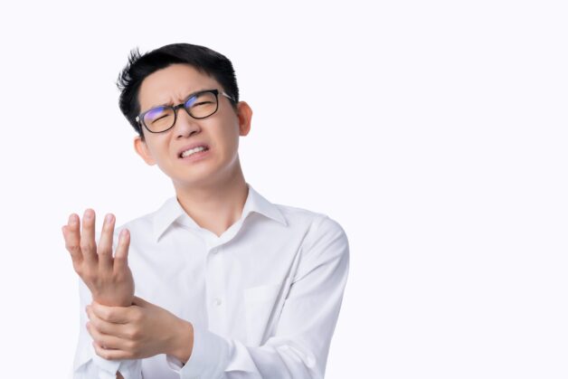 Đau và tê tay thường xuyên
