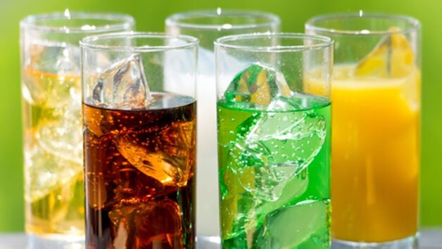 Người bệnh nên tránh uống các loại nước có màu