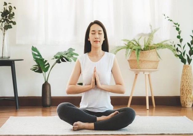 Ngồi thiền và các bài yoga giúp tâm trạng thư giãn là cách trị khó ngủ đêm hiệu quả