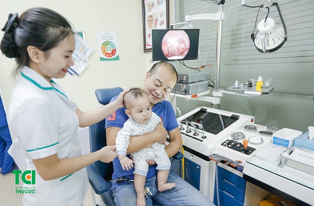 Bé bị cảm lạnh xuất hiện dấu hiệu xấu cần được cho đi khám bác sĩ