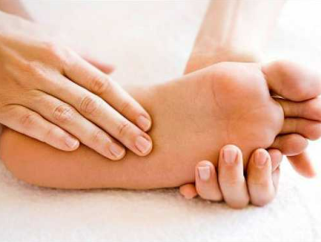 Viêm đại tràng hàn có thể gây lạnh bàn chân
