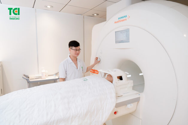 Bệnh nhân nên lựa chọn cơ sở y tế uy tín với máy móc hiện đại để đảm bảo quá trình chụp MRI an toàn và hiệu quả