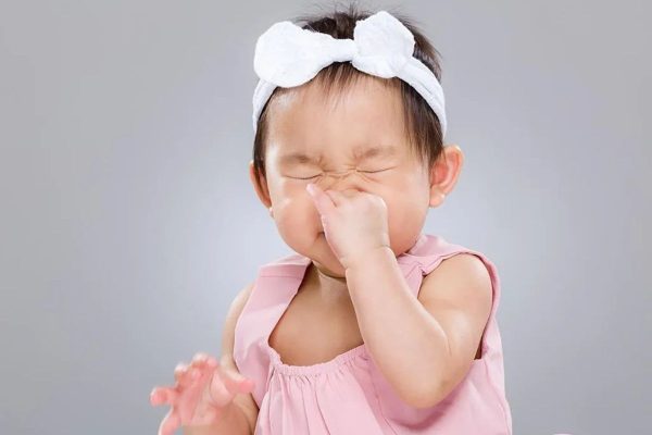 Trẻ mắc viêm mũi dị ứng thường hắt hơi, sổ mũi, ngạt mũi… liên tục
