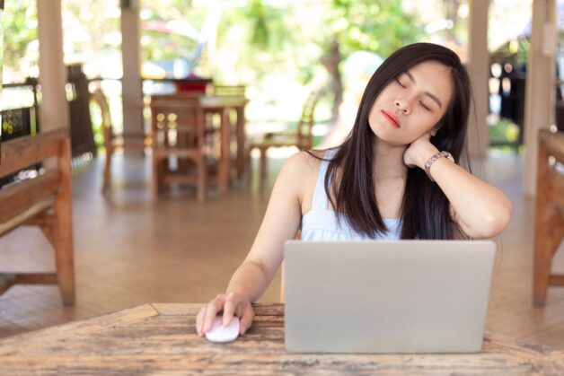Ngồi sai tue thế gây đau nửa đầu sau