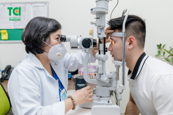 Khám mắt định kỳ để phát hiện rách võng mạc