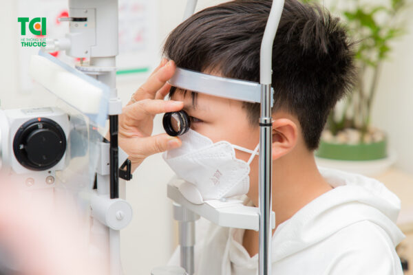 Đau mắt đỏ nên đi khám bác sĩ sớm