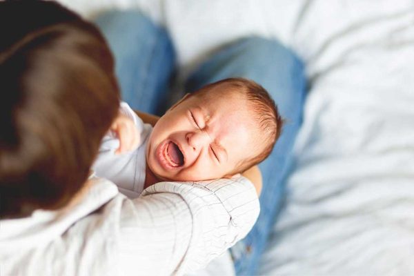 Trẻ bị lồng ruột thường quấy khóc, mệt lả, nôn ói… do dạ dày co thắt nhiều