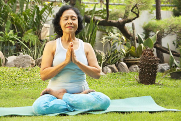 Người già mất ngủ có thể tập yoga để cải thiện tình trạng
