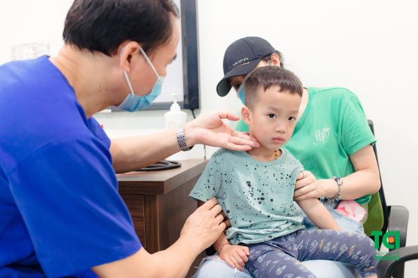 Điều trị viêm tai giữa cho bé với phác đồ do bác sĩ chỉ định