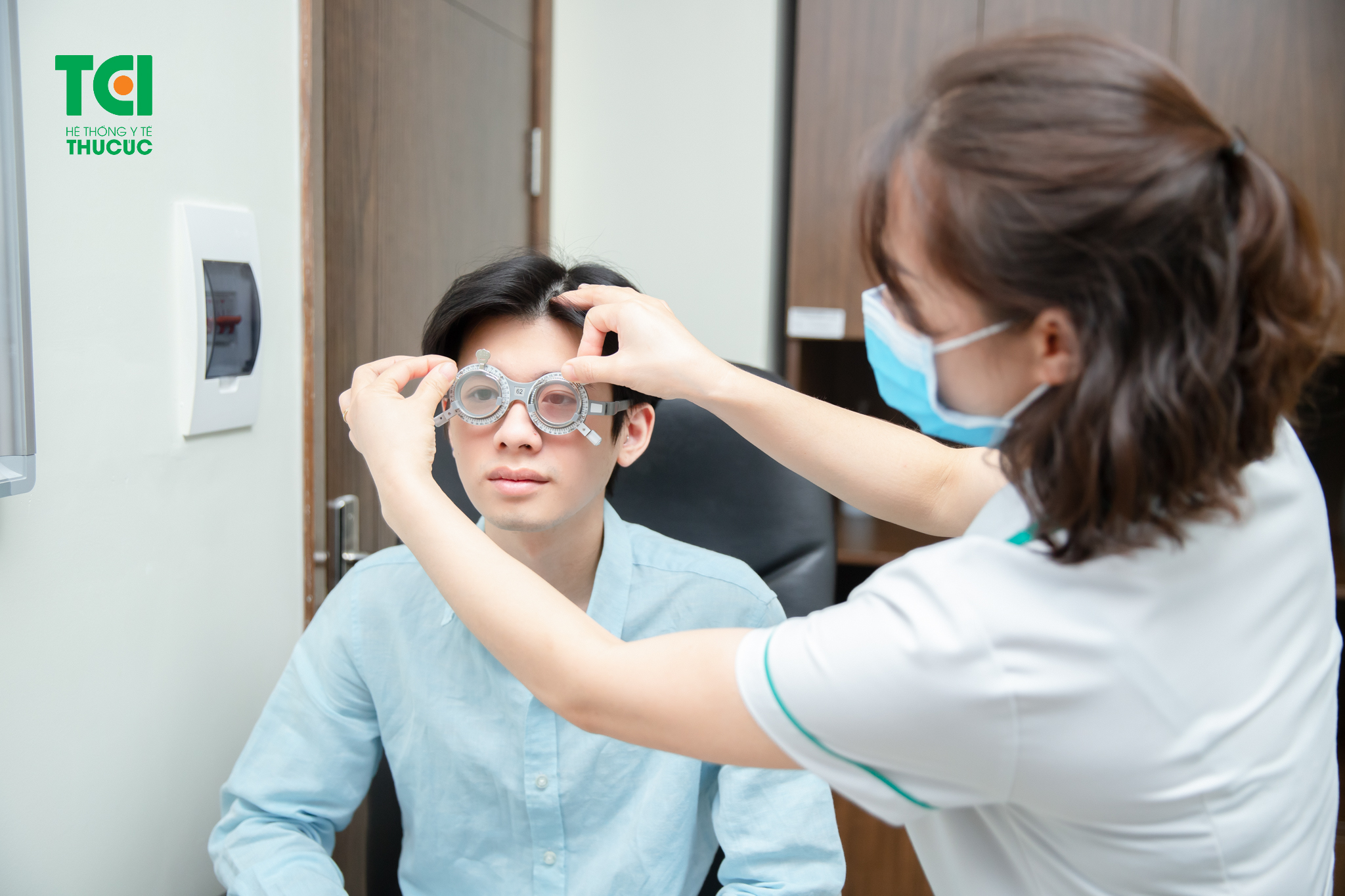 Bạn nên chọn kính thuốc tại địa chỉ uy tín có bác sĩ hoặc chuyên gia thị lực trực tiếp khám và cắt kính