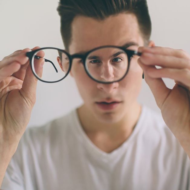 Việc cắt kính cận bị lệch tâm có thể gây ra nhiều khó khăn cho người sử dụng