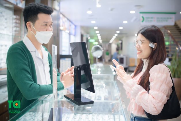 Bạn nên cân nhắc lựa chọn những địa chỉ cung cấp sản phẩm kính mắt uy tín khi chọn mua kính cận