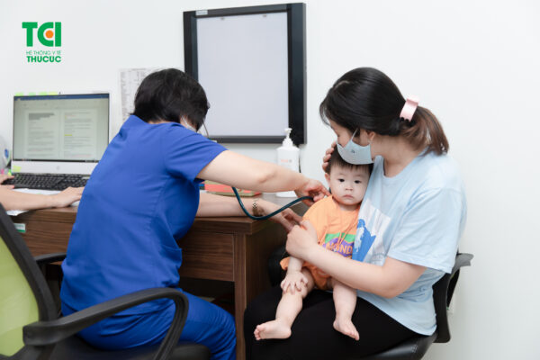 Đưa trẻ đến bệnh viện để được bác sĩ hỗ trợ khi cần