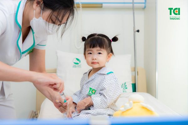 Cha mẹ cần đưa trẻ đi khám ngay để được điều trị kịp thời và đúng cách bởi bác sĩ chuyên khoa 